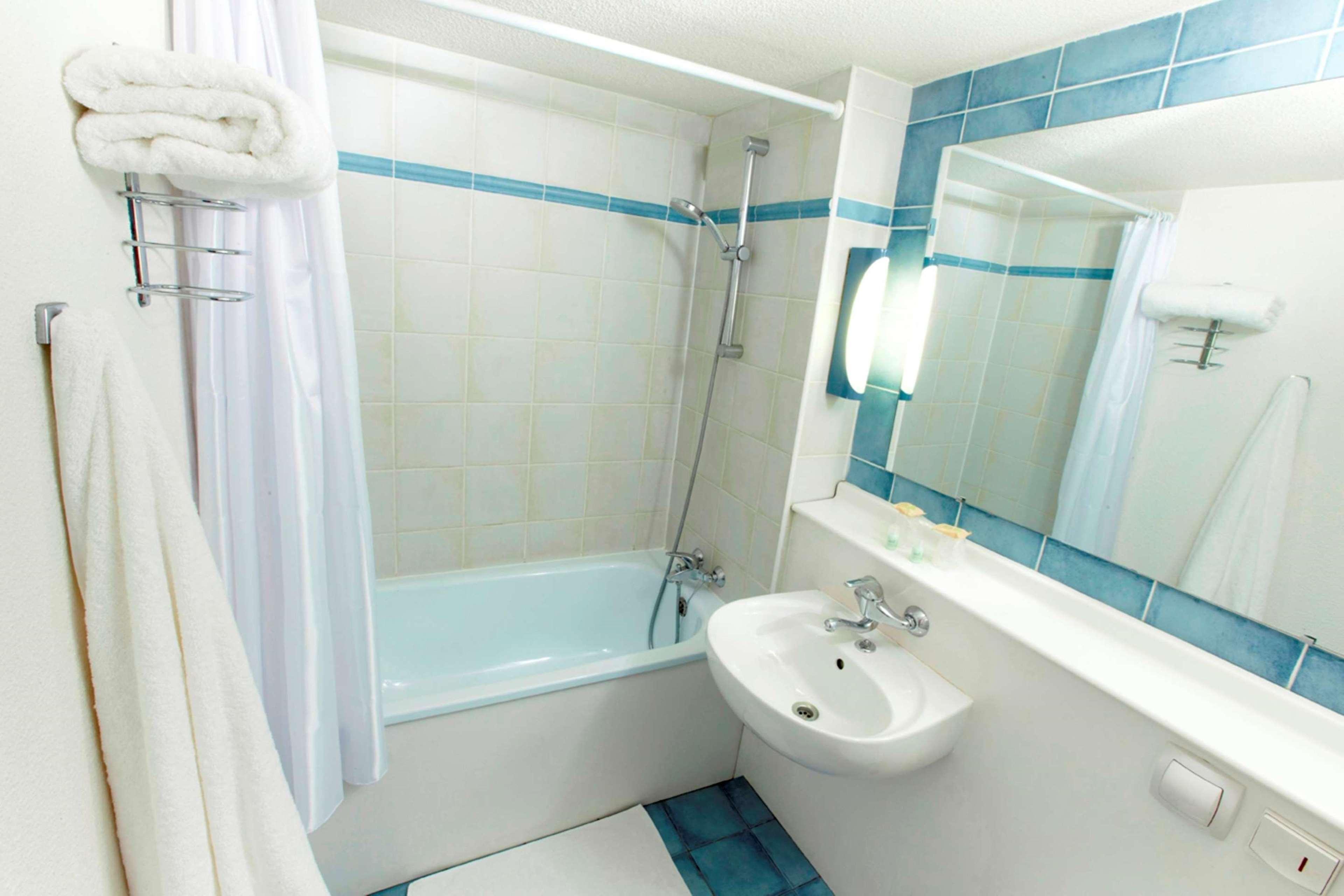 Hotel Campanile Calais Habitación foto